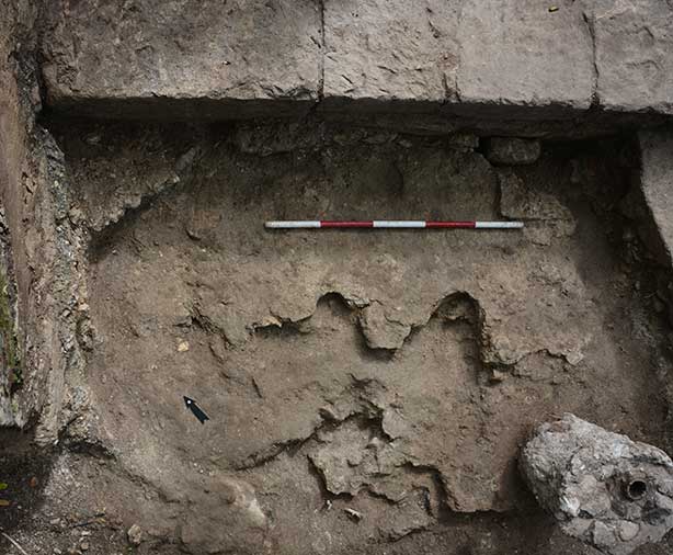 Pit burials in front of the main façade